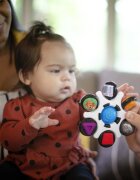 Baby Einstein Curiosity Clutch Twist & Pop играчка за подреждане 3 m+ 1 бр.