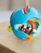 Baby Einstein Rattle & Sense™ сензорна топка с гризалка 3m+ 1 бр.