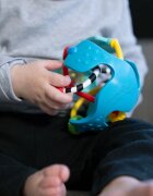 Baby Einstein Rattle & Sense™ сензорна топка с гризалка 3m+ 1 бр.