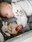 BabyOno Have Fun Baby Bunny играчка за заспиване с дрънкалка 1 бр.