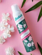 Batiste Naturally Bamboo & Gardenia сух шампоан за абсорбиране на излишния себум а освежаване на косата 200 мл.