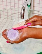 beautyblender® Tool Scrub Lavender Твърдо почистващо средство за гъби и четки за грим 28.3 гр.