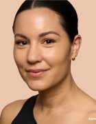 Bobbi Brown Weightless Skin Foundation SPF 15 дълготраен фон дьо тен с хидратиращ ефект цвят Warm Beige 30 мл.