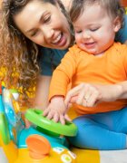 Bright Starts Lights & Colors Driver играчка за подреждане с мелодия 6 m+ 1 бр.