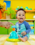 Bright Starts Press & Glow Spinner играчка за подреждане с мелодия 6 m+ 1 бр.
