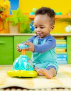 Bright Starts Press & Glow Spinner играчка за подреждане с мелодия 6 m+ 1 бр.