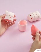 BrushArt Accessories Cutie Cat travel case with make-up sponge гъба за нанасяне на фон дьо тен с калъфка за пътуване