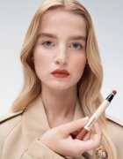 Burberry Brit Matte Veil матиращо хидратиращо течно червило цвят Peony 620 3 мл.