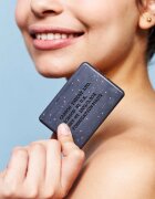 Carbon Theory Charcoal & Tea Tree Oil почистващ пилинг за тяло за проблемна и мазна кожа 100 гр.