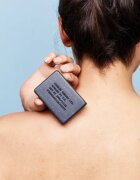 Carbon Theory Charcoal & Tea Tree Oil почистващ пилинг за тяло за проблемна и мазна кожа 100 гр.