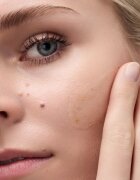 Catrice Glam In Gold Hydrating Primer хидратираща основа под фон дьо тен с 24 каратово злато цвят 010 Oh My Goldness 30 мл.