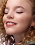 Catrice Glass Like Dewy Lip Tint силно пигментиран блясък за устни с хидратиращ ефект цвят 010 It's Complicated - Not 3 мл.