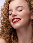 Catrice Glass Like Dewy Lip Tint силно пигментиран блясък за устни с хидратиращ ефект цвят 060 The Happy Choice 3 мл.