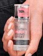 Catrice Oil-Control Matt матиращ и фиксиращ спрей върху фон дьо тен 50 мл.