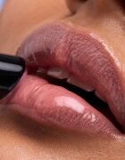 Catrice Peptide Drip Milky Lip Serum гланц-грижа за устни с пептиди цвят C010 Flirty Flush 9 мл.