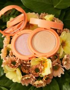 Catrice SEEKING FLOWERS озаряваща пудра цвят C01 Watch Me Bloom 5.5 гр.