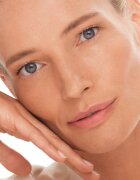 Chantecaille Gold 24K Gold Serum Intense ревитализиращ серум за лице за младежки вид 30 мл.