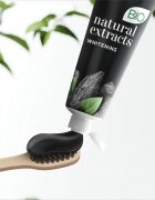 Colgate Natural Extracts Charcoal + White избелваща паста за зъби с активен въглен 75 мл.