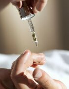 Dr. Hauschka Hand And Foot Care масло за нокти и кожичките около ноктите 18 мл.