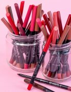 Essence 8h Matte Comfort матиран молив за устни с острилка цвят 01 Cinnamon Spice 03 гр.