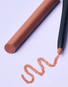 Essence 8h Matte Comfort матиран молив за устни с острилка цвят 01 Cinnamon Spice 03 гр.