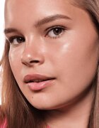 Essence BABY GOT GLOW озаряващ стик за сияен блясък цвят 20 Rosy Glaze 5.5 гр.