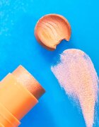 Essence BABY GOT HOLO GLOW озаряващ стик цвят 10 Holy Apricotly 5 гр.