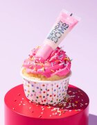 Essence Birthday Bomb прозрачен гланц за устни за лъскавина и блясък цвят 01 Cake My Day! 10 мл.
