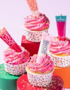 Essence Birthday Bomb прозрачен гланц за устни за лъскавина и блясък цвят 01 Cake My Day! 10 мл.