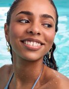 Essence Disney The Little Mermaid блясък за устни с блестящи частици с пептиди цвят 02 Seaside Romance 10 мл.