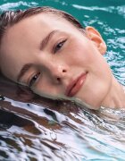 Essence Disney The Little Mermaid блясък за устни с блестящи частици с пептиди цвят 02 Seaside Romance 10 мл.
