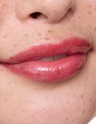 Essence Hydra Kiss хидратиращо олио за устни цвят 12 Ruby Sparkle 4 мл.