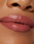 Essence satin GLOW Кремообразно червило със сатенено покритие цвят 01 Whole Latte Love 3.5 гр.