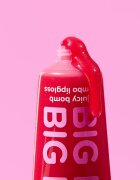 Essence Say It With Juicy Big Hug блясък за устни цвят 01 Poppin' Pomegranate 30 мл.