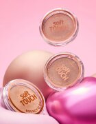 Essence Soft Touch кремообразен озарител с пудра ефект цвят 20 glazed dew 4 гр.