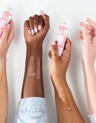 Essence WONDER FULL тонираща основа под фон дьо тен 5 в 1 цвят 10 Light Medium 30 мл.