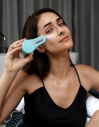 FOREO BEAR™ 2 eyes & lips микротоков тонизиращ уред за зоната около очите и устните Arctic Blue 1 бр.