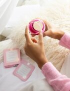 FOREO UFO™ 3 5-in-1 звуков уред за ускоряване ефекта на маските за лице Fuchsia 1 бр.