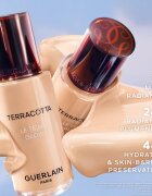 Guerlain Terracotta Le Teint Glow течен озаряващ фон дьо тен за естествен вид цвят 2W Warm 35 мл.