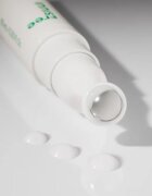 innisfree Green Tea Caffeine Bright-Eye Serum охлаждащ рол-он за околоочната зона против отоци и тъмни кръгове 10 мл.