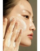 Klairs Gentle Black Facial Cleanser лек почистващ гел за чувствителна кожа на лицето 140 мл.