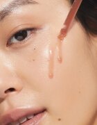 Kora Organics Turmeric Glow Drops озаряващ серум с ниацинамид 30 мл.