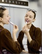 Labello Glowy Lips Berry тониращ балсам за устни с хиалуронова киселина SPF 30 10 мл.