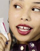 Labello Glowy Lips Berry тониращ балсам за устни с хиалуронова киселина SPF 30 10 мл.