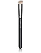 MAC Cosmetics Brush 270 Synthetic Mini Rounded Slant Brush кабуки четка за коректор 1 бр.