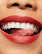 MAC Cosmetics Chili's Crew Lustreglass Lipstick хидратиращ гланц за устни цвят Chili Popper 3 гр.
