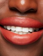 MAC Cosmetics Chili's Crew Lustreglass Lipstick хидратиращ гланц за устни цвят Chili Popper 3 гр.