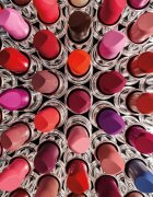 MAC Cosmetics MACximal Sleek Satin Lipstick Mini сатенено червило за перфектен външен вид цвят BRICK-O-LA 1.5 гр.