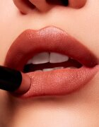 MAC Cosmetics Powder Kiss Velvet Blur Slim Stick матиращо хидратиращо червило цвят Spice World 2 гр.