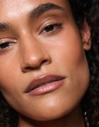 MAC Cosmetics Strobe Beam Bronzelighter течен бронзант с озаряващ ефект цвят Warmlite 4.3 мл.